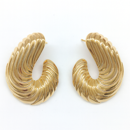 Gracious golden stud earring