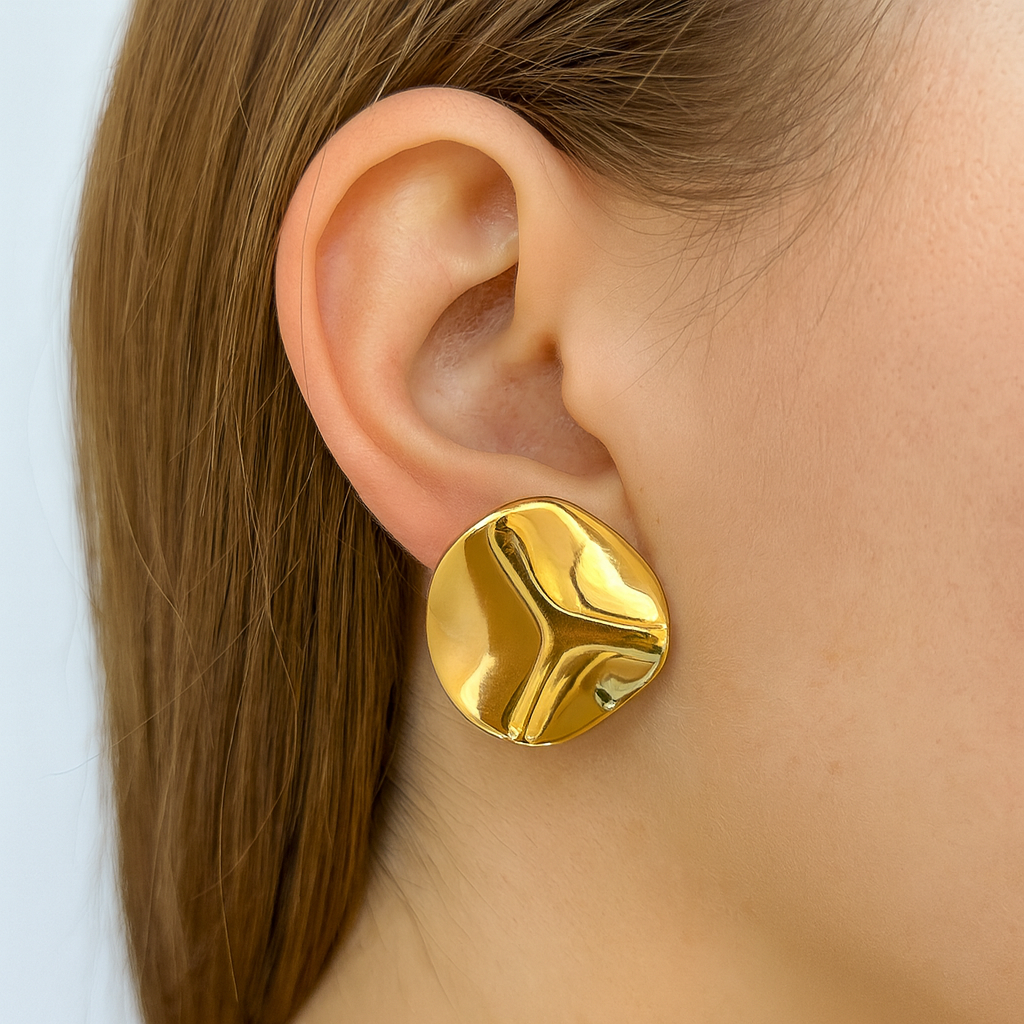 Golden wave style stud earring