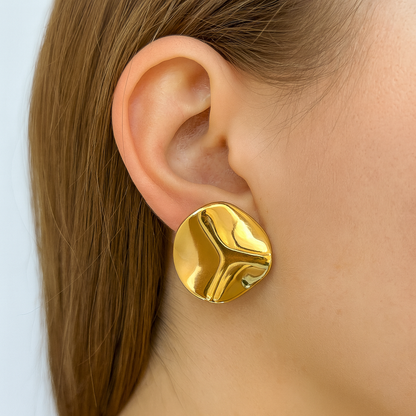 Golden wave style stud earring