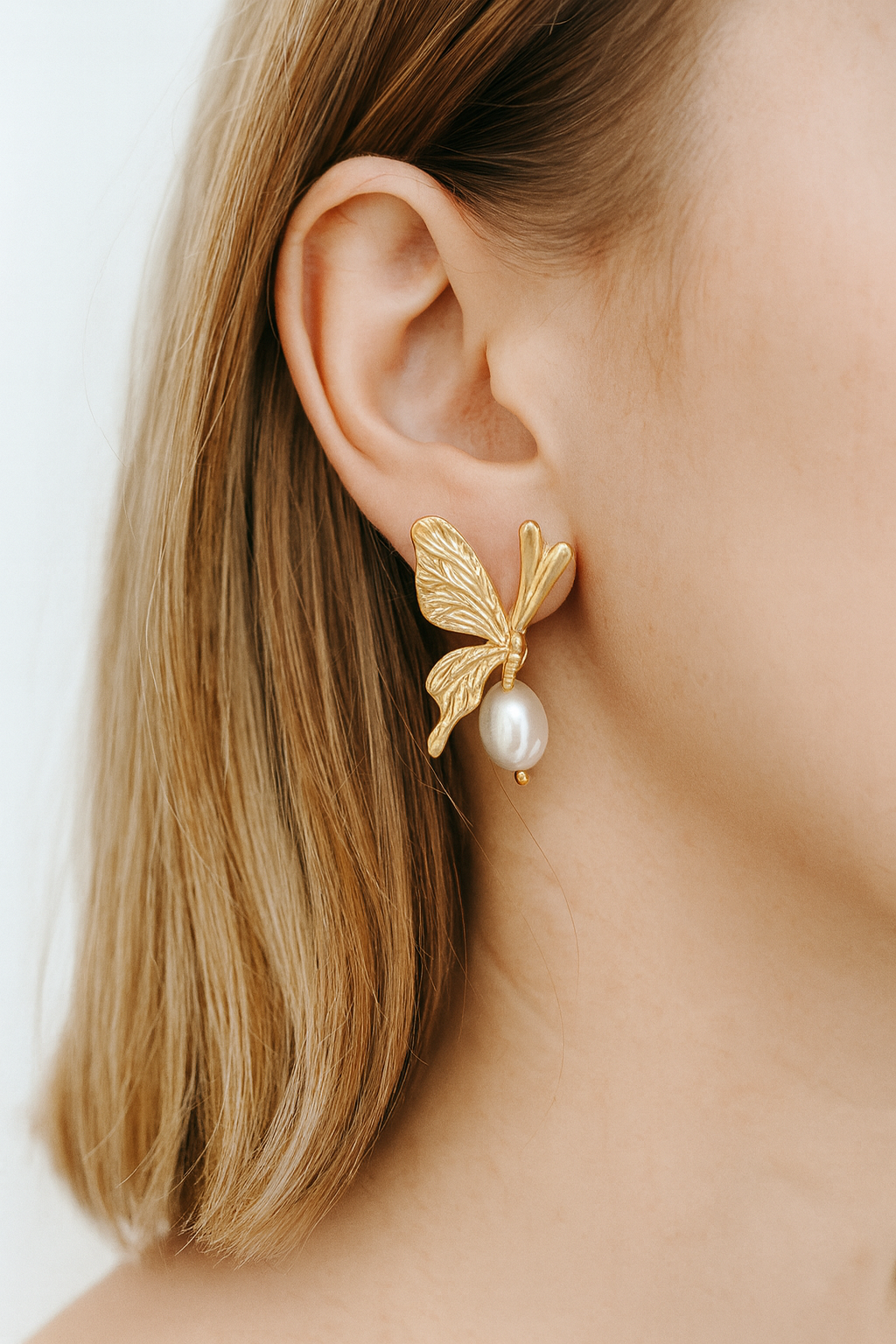 Elegant butterfly style stud earring