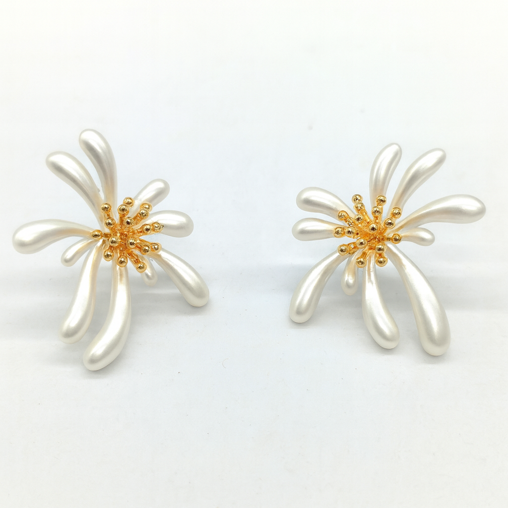 Simple white flower silver stud earring