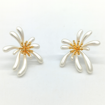 Simple white flower silver stud earring