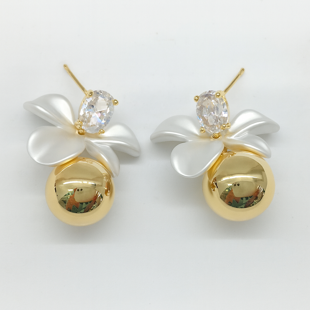 Trendy white flower with gold drop stud earring