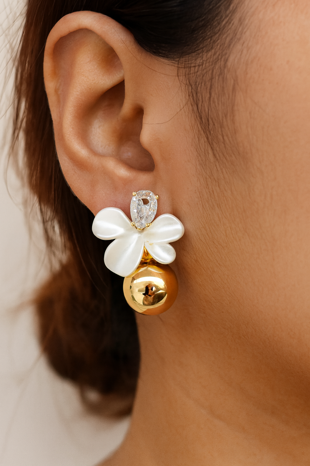 Trendy white flower with gold drop stud earring