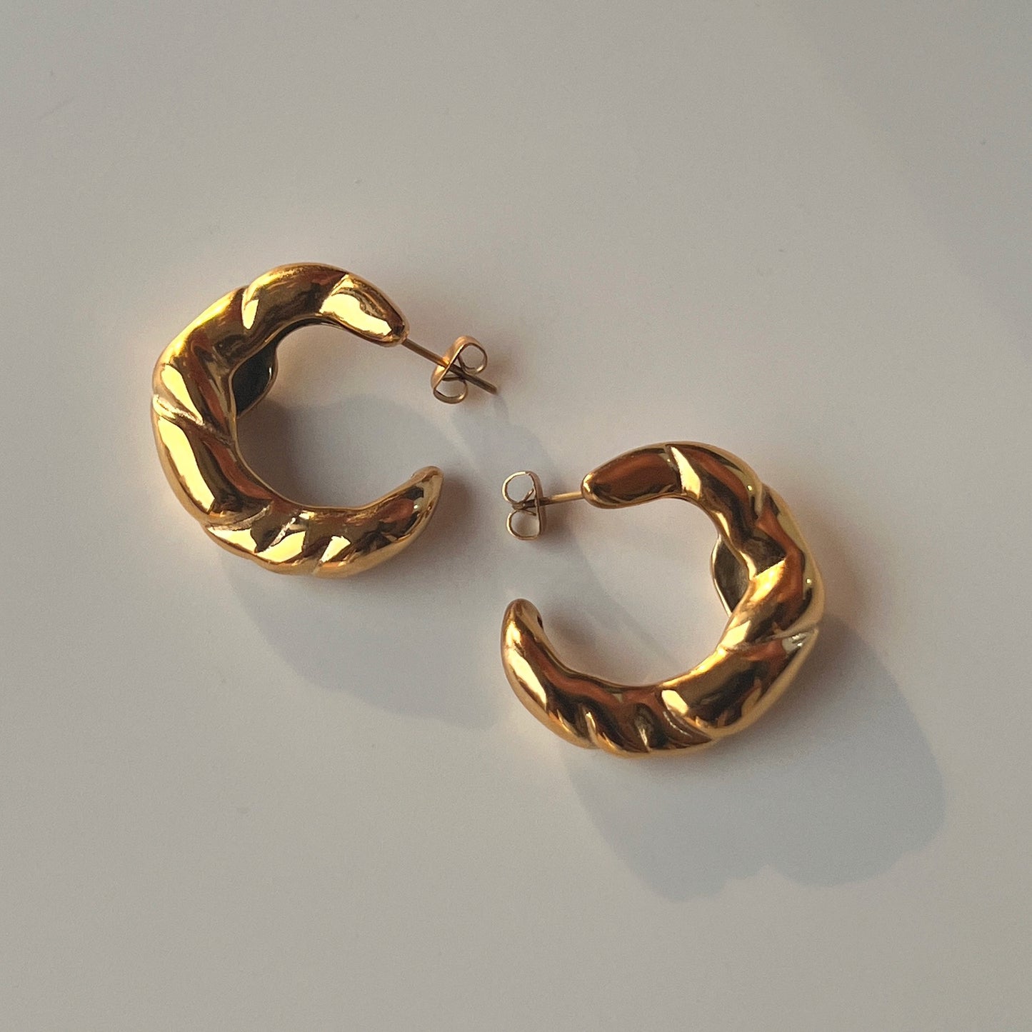 Twister gold earring