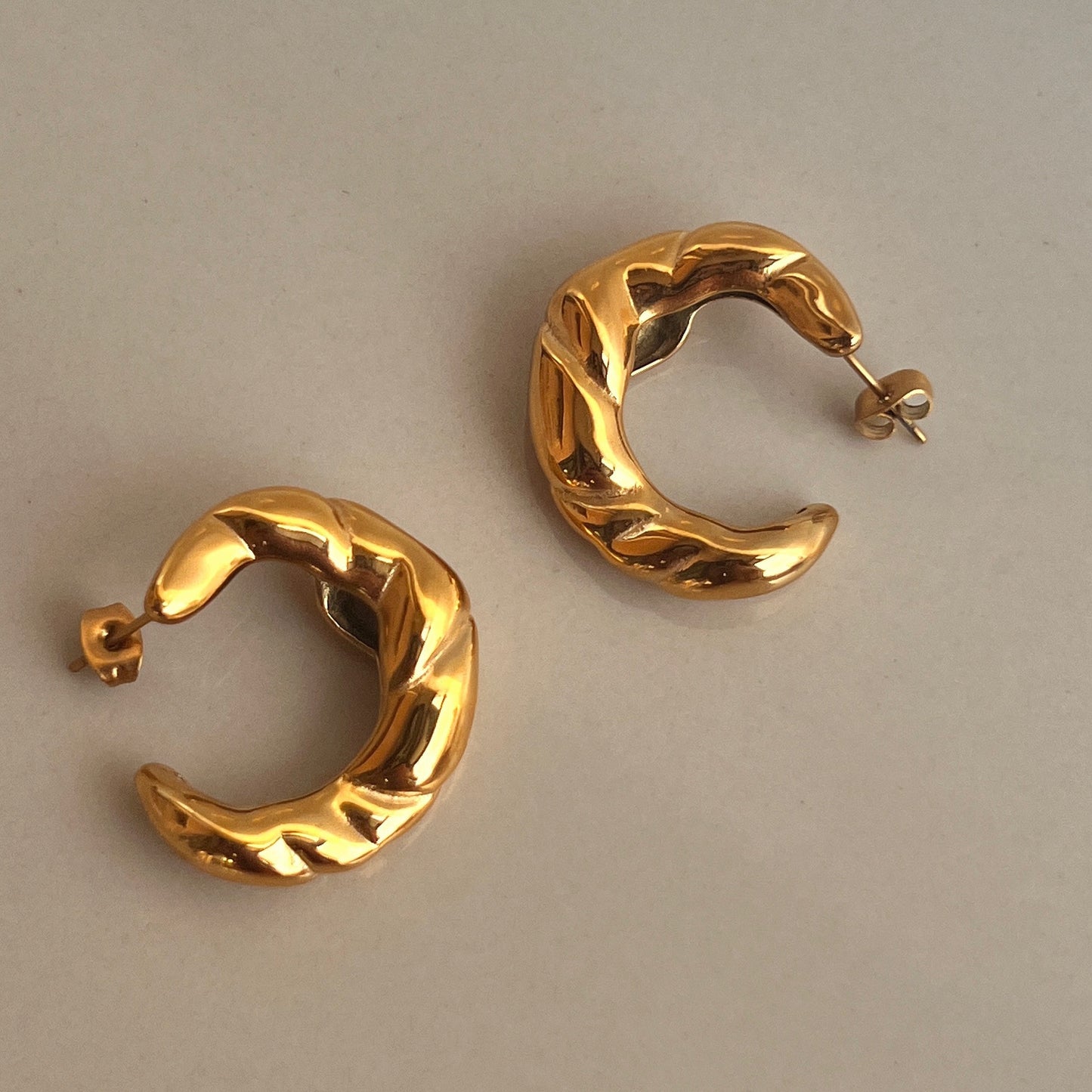 Twister gold earring