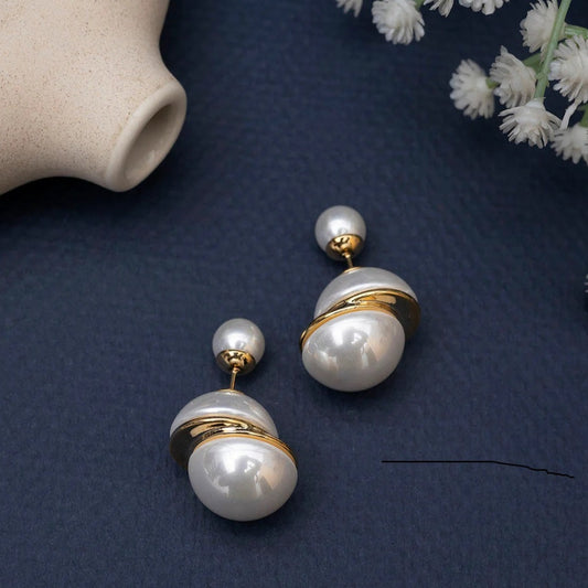 Gold plated earrings with elegant white pearls