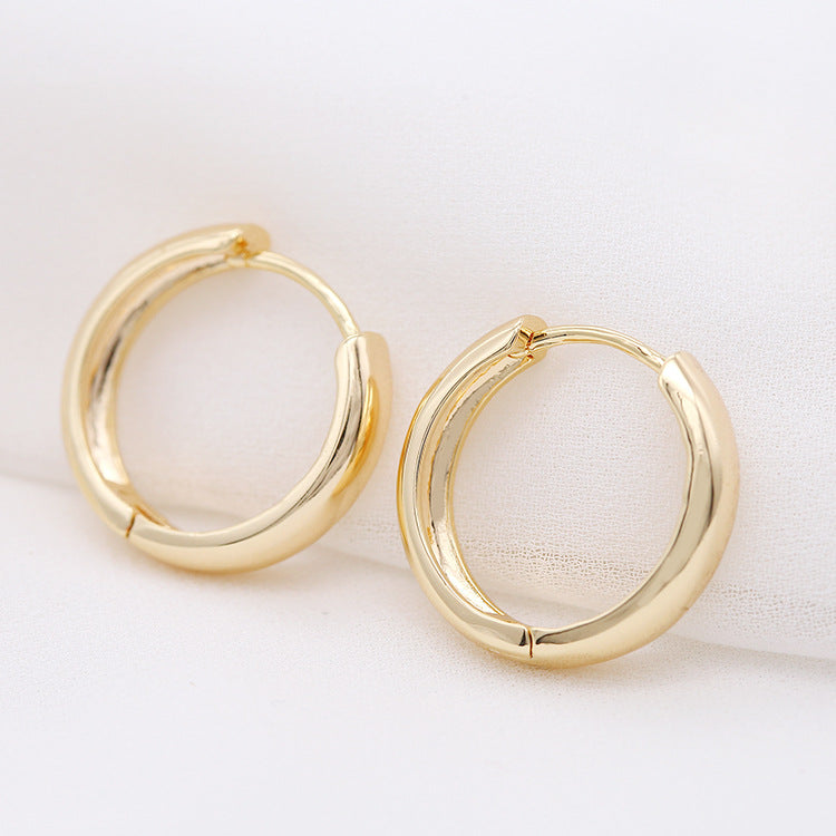 Smiple gold dangle earring with glosy finish