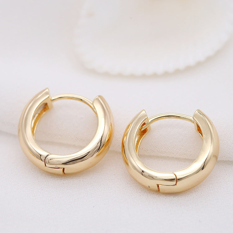 Smiple gold dangle earring with glosy finish