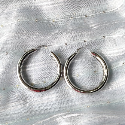 Shiny silver round hoop earring