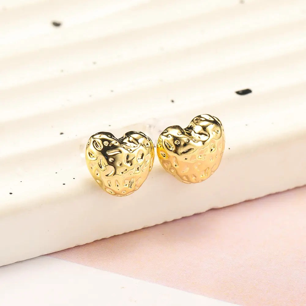 Heart shape stud earring with matt finishing