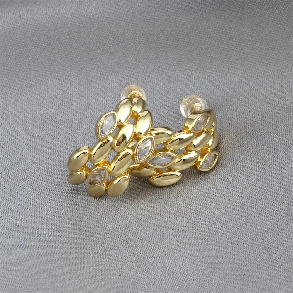 Golden covering pretty stud earring