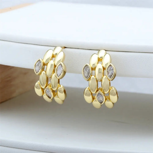 Golden covering pretty stud earring