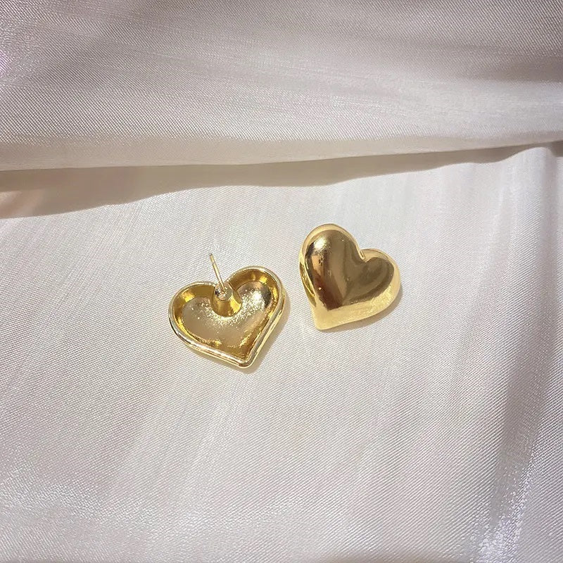 Glossy gold heart earring stud 