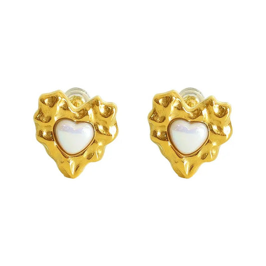 Heart pearl with gold finish stud earring