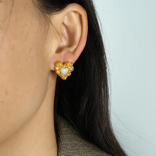 Heart pearl with gold finish stud earring