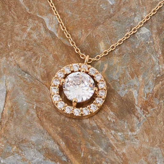 prety pendant with center of diamond necklace