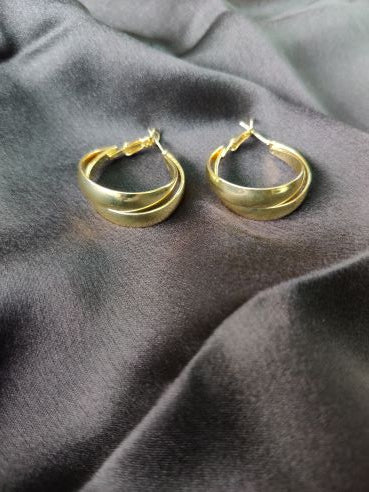 Plain simple gold hoops earring