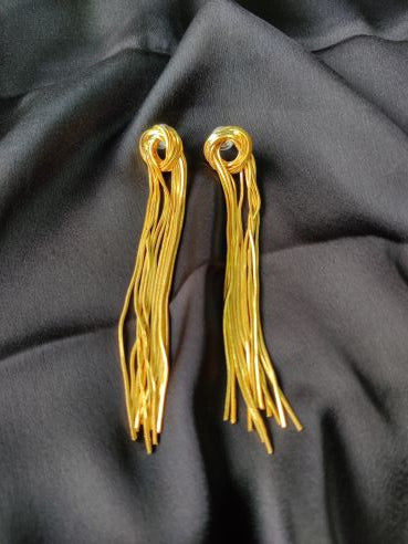 Long group of chains kotted gold earring