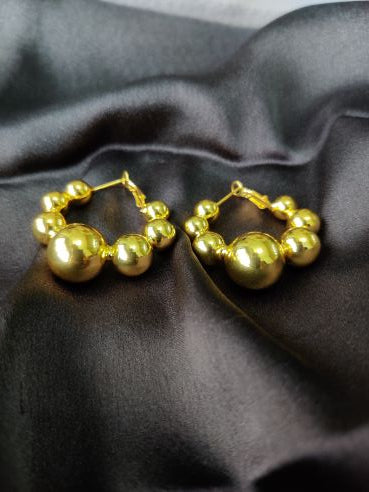 Group of small beads gold hoops earring