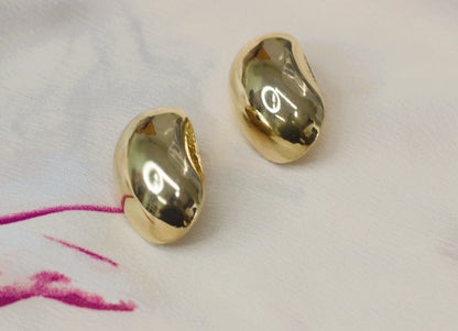 Gold oval shape stud