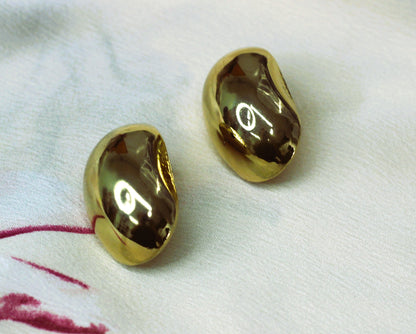 Gold oval shape stud